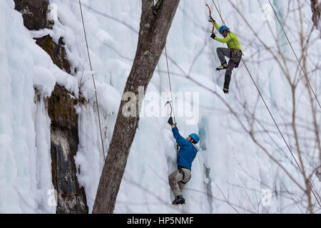 Minneapolis, USA. 18. Februar 2017. Kletterer Klettern auf Felswände bedeckt mit Eis im Sandstein Ice Park in Sandstein, Minnesota, USA, am 18. Februar 2017. Bildnachweis: Shen Ting/Xinhua/Alamy Live-Nachrichten Stockfoto