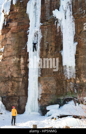 Minneapolis, USA. 18. Februar 2017. Ein Bergsteiger klettert auf eine Eissäule, während sein Partner ihn im Sandstein Ice Park in Sandstein, Minnesota, USA, am 18. Februar 2017 belays. Bildnachweis: Shen Ting/Xinhua/Alamy Live-Nachrichten Stockfoto