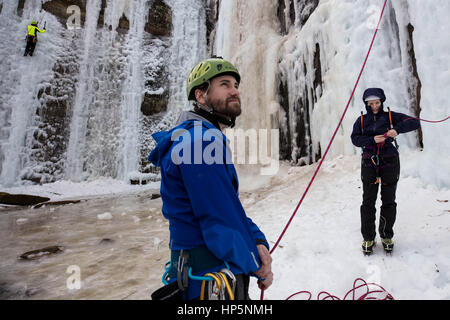 Minneapolis, USA. 18. Februar 2017. Ein Bergsteiger knüpft sich während seiner Partner wartet ihr auf Sandstein Ice Park in Sandstein, Minnesota, USA, am 18. Februar 2017 zu sichern. Bildnachweis: Shen Ting/Xinhua/Alamy Live-Nachrichten Stockfoto