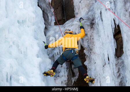 Minneapolis, USA. 18. Februar 2017. Ein Bergsteiger klettert auf einer Felswand mit Eis im Sandstein Ice Park in Sandstein, Minnesota, USA, am 18. Februar 2017 bedeckt. Bildnachweis: Shen Ting/Xinhua/Alamy Live-Nachrichten Stockfoto