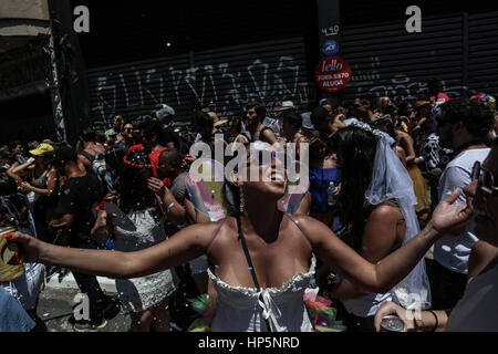 Sao Paulo, Brasilien. 18. Februar 2017. Nachtschwärmer Teilnahme an der Parade vor Karneval genannt "Heirate mich" in Sao Paulo, Brasilien, am 18. Februar 2017. Bildnachweis: Rahel Patras/Xinhua/Alamy Live-Nachrichten Stockfoto