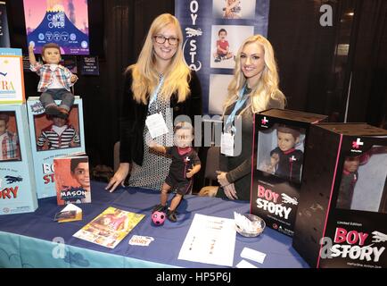 New York, Vereinigte Staaten von Amerika. 18. Februar 2017. Javits Center, New York, USA, 18, Februar 2017 - Kristen Jarvis Johnson (links) und Katie Jarvis (R) Introducing Boy Story eine zwei 18 Zoll Puppen für Jungen und es verkünden Partnerschaft mit UN-Womens HeForShe Initiative zur Förderung der Gleichstellung der Geschlechter heute auf die 2017 Toy Fair in New York City Foto: Luiz Rampelotto/EuropaNewswire | weltweite Nutzung/Dpa/Alamy Live-Nachrichten Stockfoto