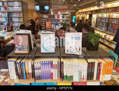 Hefei, China Anhui Provinz. 18. Februar 2017. Menschen lesen Bücher in der Xinhua Bookstore in Hefei, Hauptstadt der ostchinesischen Provinz Anhui, 18. Februar 2017. Bildnachweis: Guo Chen/Xinhua/Alamy Live-Nachrichten Stockfoto