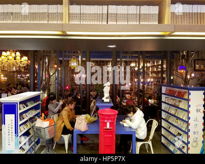 Hefei, China Anhui Provinz. 18. Februar 2017. Menschen lesen Bücher in der Xinhua Bookstore in Hefei, Hauptstadt der ostchinesischen Provinz Anhui, 18. Februar 2017. Bildnachweis: Guo Chen/Xinhua/Alamy Live-Nachrichten Stockfoto