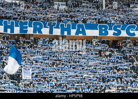 Berlin, Deutschland. 18 th Februar 2017.  Fan, Fans, Fans, Zuschauer, in der 1. Deutschen Fußball-Bundesliga Spiel HERTHA BSC BERLIN - FC BAYERN München in Berlin,, 18. Februar 2017 © Peter Schatz / Alamy Live News Stockfoto