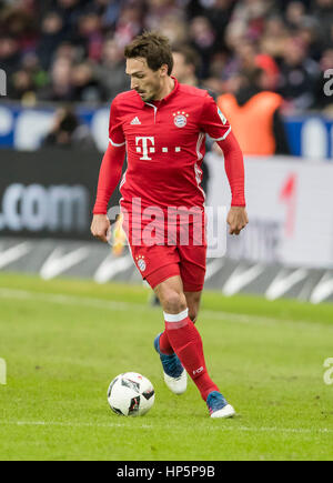 Berlin, Deutschland. 18 th Februar 2017.  Mats HUMMELS, FCB 5 treibt den Ball, Aktion, in voller Größe, in der 1. Deutschen Fußball-Bundesliga Spiel HERTHA BSC BERLIN - FC BAYERN München in Berlin,, 18. Februar 2017 © Peter Schatz / Alamy Live News Stockfoto