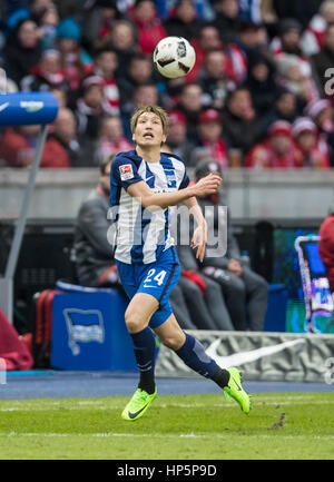 Berlin, Deutschland. 18 th Februar 2017.  Genki HARAGUCHI, Hertha 24 treibt den Ball, Aktion, in voller Größe, in der 1. Deutschen Fußball-Bundesliga Spiel HERTHA BSC BERLIN - FC BAYERN München in Berlin,, 18. Februar 2017 © Peter Schatz / Alamy Live News Stockfoto