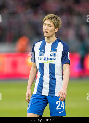 Berlin, Deutschland. 18 th Februar 2017.  Genki HARAGUCHI, Hertha 24 treibt den Ball, Aktion, in voller Größe, in der 1. Deutschen Fußball-Bundesliga Spiel HERTHA BSC BERLIN - FC BAYERN München in Berlin,, 18. Februar 2017 © Peter Schatz / Alamy Live News Stockfoto