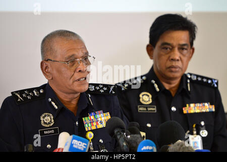 (170219)--spricht KUALA LUMPUR, 19. Februar 2017 (Xinhua)--Malaysias stellvertretender Generalinspekteur der Polizei Noor Raschid Ibrahim (L) bei einer Pressekonferenz am 19. Februar 2017 in Kuala Lumpur, Malaysia, statt. Die malaysische Polizei sagte am Sonntag, dass vier Verdächtigen von Demokratische Volksrepublik Korea (DVRK) im Zusammenhang mit dem Tod eines Mannes der DVRK das Land geflohen waren. Eine Obduktion auf der DVRK Mann hatte durchgeführt worden, aber die Todesursache unbekannt geblieben, wie die Polizei auf die Pathologie und Toxikologie Ergebnisse warteten, sagte stellvertretender Generalinspekteur der Polizei Noor Rashid Ibrahim ein Presse-Konf Stockfoto