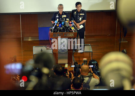 (170219)--spricht KUALA LUMPUR, 19. Februar 2017 (Xinhua)--Malaysias stellvertretender Generalinspekteur der Polizei Noor Raschid Ibrahim (L) bei einer Pressekonferenz am 19. Februar 2017 in Kuala Lumpur, Malaysia, statt. Die malaysische Polizei sagte am Sonntag, dass vier Verdächtigen von Demokratische Volksrepublik Korea (DVRK) im Zusammenhang mit dem Tod eines Mannes der DVRK das Land geflohen waren. Eine Obduktion auf der DVRK Mann hatte durchgeführt worden, aber die Todesursache unbekannt geblieben, wie die Polizei auf die Pathologie und Toxikologie Ergebnisse warteten, sagte stellvertretender Generalinspekteur der Polizei Noor Rashid Ibrahim ein Presse-Konf Stockfoto