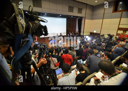 (170219)--KUALA LUMPUR, 19. Februar 2017 (Xinhua)--Foto aufgenommen am 19. Februar 2017 zeigt die Szene von einer Pressekonferenz durch Malaysias stellvertretender Generalinspekteur der Polizei Noor Rashid Ibrahim (L, Center) in Kuala Lumpur, Malaysia, am 19. Februar 2017. Die malaysische Polizei sagte am Sonntag, dass vier Verdächtigen von Demokratische Volksrepublik Korea (DVRK) im Zusammenhang mit dem Tod eines Mannes der DVRK das Land geflohen waren. Eine Obduktion auf der DVRK Mann hatte durchgeführt worden, aber die Todesursache unbekannt geblieben, wie die Polizei die Pathologie und Toxikologie Ergebnisse, stellvertretender Generalinspekteur der warteten Stockfoto