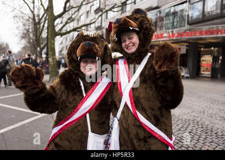 Berlin, Berlin, Deutschland. 19. Februar 2017. Zum 15. Mal findet ein Karnevalsumzug in Berlin statt. Auch führt die Route vorbei an Breitscheidplatz, wo aus Gründen der Frömmigkeit, einer Schweigeminute für die Opfer des Angriffs im Dezember 2016 gehalten wird. Bildnachweis: Jan Scheunert/ZUMA Draht/Alamy Live-Nachrichten Stockfoto