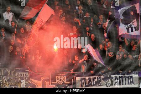 Merkur Arena, Graz, Deutschland. 18. Februar 2017.  Graz - Austria-Fans, Pyrotechnik.  Foto: Cronos/Diener/Alamy Live-Nachrichten Stockfoto