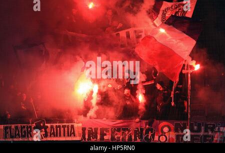 Merkur Arena, Graz, Deutschland. 18. Februar 2017.  Graz - Austria-Fans, Pyrotechnik.   Foto: Cronos/Diener/Alamy Live-Nachrichten Stockfoto