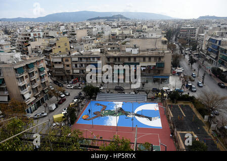 Athen, Griechenland. 19. Februar 2017. Ein Graffiti zeigt griechischen NBA All-Star-game-Spieler Giannis Antetokounmpo tun einen Slam in seiner Nachbarschaft in Athen, Griechenland, 19. Februar 2017 dunk. Die Graffiti entstand durch Streetart-Künstler Same84 in den offenen Basketballfeld Triton in der Nähe von Sepolia, wo der 22-jährige Milwaukee Bucks Spieler Giannis Antetokounmpo, mit dem Spitznamen "Griechisch-Freak", aufgewachsen und machte seine ersten Schritte im Basketball, als er 12 war.  © Elias Verdi/Alamy Live-Nachrichten Stockfoto