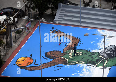 Athen, Griechenland. 19. Februar 2017. Ein Graffiti zeigt griechischen NBA All-Star-game-Spieler Giannis Antetokounmpo tun einen Slam in seiner Nachbarschaft in Athen, Griechenland, 19. Februar 2017 dunk. Die Graffiti entstand durch Streetart-Künstler Same84 in den offenen Basketballfeld Triton in der Nähe von Sepolia, wo der 22-jährige Milwaukee Bucks Spieler Giannis Antetokounmpo, mit dem Spitznamen "Griechisch-Freak", aufgewachsen und machte seine ersten Schritte im Basketball, als er 12 war.  © Elias Verdi/Alamy Live-Nachrichten Stockfoto