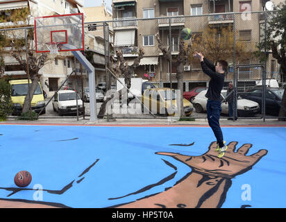 Athen, Griechenland. 19. Februar 2017. Ein Graffiti zeigt griechischen NBA All-Star-game-Spieler Giannis Antetokounmpo tun einen Slam in seiner Nachbarschaft in Athen, Griechenland, 19. Februar 2017 dunk. Die Graffiti entstand durch Streetart-Künstler Same84 in den offenen Basketballfeld Triton in der Nähe von Sepolia, wo der 22-jährige Milwaukee Bucks Spieler Giannis Antetokounmpo, mit dem Spitznamen "Griechisch-Freak", aufgewachsen und machte seine ersten Schritte im Basketball, als er 12 war.  © Elias Verdi/Alamy Live-Nachrichten Stockfoto