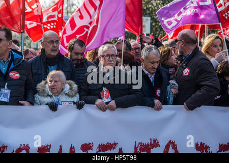 Madrid, Spanien. 19. Februar 2017. Ignacio Fernandez Toxo (M), der Generalsekretär der CCOO Gewerkschaften protestieren bei einer Demonstration gegen die steigenden Lebenshaltungskosten Credit: Marcos del Mazo/Alamy Live News Stockfoto