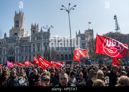 Madrid, Spanien. 19. Februar 2017. Menschen protestieren gegen die steigenden Lebenshaltungskosten während einer Demonstration von Gewerkschaften Credit genannt: Marcos del Mazo/Alamy Live News Stockfoto