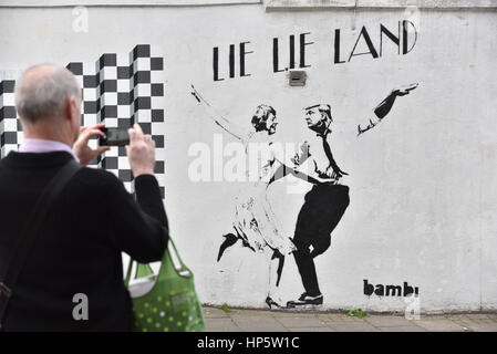 Islington, London, UK. 19. Februar 2017. Neue Graffiti Künstler hat Bambi in Islington Darstellung der PM Theresa May und US Präsident Donald Trump in eine Karikatur des Films als "Lüge Lüge Land" erschienen. Bildnachweis: Matthew Chattle/Alamy Live-Nachrichten Stockfoto