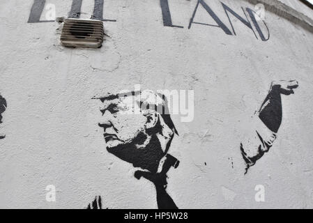 Islington, London, UK. 19. Februar 2017. Neue Graffiti Künstler hat Bambi in Islington Darstellung der PM Theresa May und US Präsident Donald Trump in eine Karikatur des Films als "Lüge Lüge Land" erschienen. Bildnachweis: Matthew Chattle/Alamy Live-Nachrichten Stockfoto