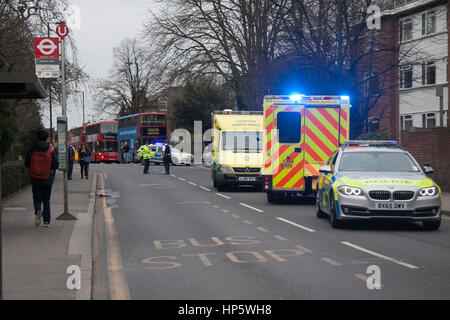 London UK. 19. Februar 2017. Eine schweren Auto Unfall Kollision schließt Worple Road eine große Busroute, die Verknüpfung von Wimbedon und Surrey. Es gab keine Berichte über ernste Verletzungen Credit: Amer Ghazzal/Alamy Live-Nachrichten Stockfoto
