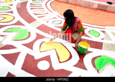 Dhaka, Bangladesch. 19. Februar 2017. Bangladeshi Fine Arts Schüler und Lehrer auf dem Boden des zentralen Shahid Minar, in Dhaka am 19. Februar 2017, im Rahmen der Vorbereitungen für die bevorstehenden Tag der Muttersprache Märtyrer und internationalen Mutter Sprache Tag zu malen. Märtyrer-Tag Sprache zeichnet sich in Bangladesch memorialize die verstorbenen während der Proteste am 21. Februar 1952 gegen die dann pakistanischen Staaten Regierungen Name Urdu als die nationale Sprache, trotz Ost-Pakistan ist (jetzt Bangladesh) Bengali sprechen Mehrheit. Bildnachweis: Mamunur Rashid/Alamy Live-Nachrichten Stockfoto