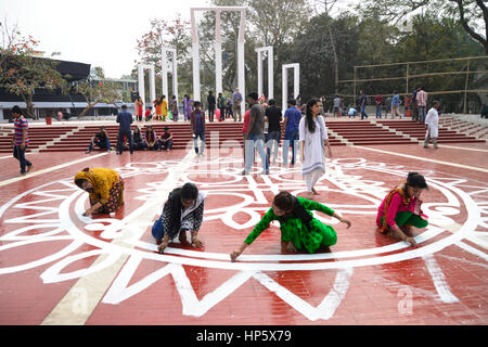 Dhaka, Bangladesch. 19. Februar 2017. Bangladeshi Fine Arts Schüler und Lehrer auf dem Boden des zentralen Shahid Minar, in Dhaka am 19. Februar 2017, im Rahmen der Vorbereitungen für die bevorstehenden Tag der Muttersprache Märtyrer und internationalen Mutter Sprache Tag zu malen. Märtyrer-Tag Sprache zeichnet sich in Bangladesch memorialize die verstorbenen während der Proteste am 21. Februar 1952 gegen die dann pakistanischen Staaten Regierungen Name Urdu als die nationale Sprache, trotz Ost-Pakistan ist (jetzt Bangladesh) Bengali sprechen Mehrheit. Bildnachweis: Mamunur Rashid/Alamy Live-Nachrichten Stockfoto