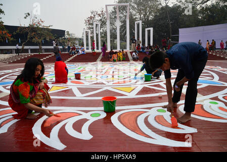 Dhaka, Bangladesch. 19. Februar 2017. Bangladeshi Fine Arts Schüler und Lehrer auf dem Boden des zentralen Shahid Minar, in Dhaka am 19. Februar 2017, im Rahmen der Vorbereitungen für die bevorstehenden Tag der Muttersprache Märtyrer und internationalen Mutter Sprache Tag zu malen. Märtyrer-Tag Sprache zeichnet sich in Bangladesch memorialize die verstorbenen während der Proteste am 21. Februar 1952 gegen die dann pakistanischen Staaten Regierungen Name Urdu als die nationale Sprache, trotz Ost-Pakistan ist (jetzt Bangladesh) Bengali sprechen Mehrheit. Bildnachweis: Mamunur Rashid/Alamy Live-Nachrichten Stockfoto