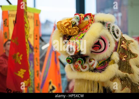 Birmingham, Vereinigtes Königreich. 19. Februar 2017. Fünf britische Lion Dance-Mannschaften, die zu der ersten Resorts World Birmingham Löwentanz champions 2017 Credit: Steven Reh/Alamy Live News Stockfoto