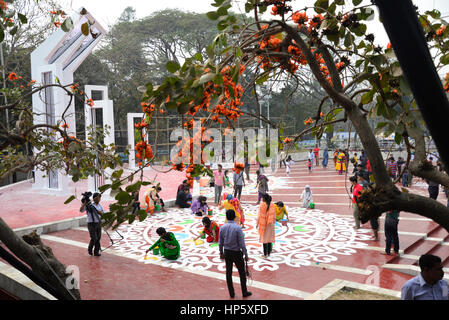 Dhaka, Bangladesch. 19. Februar 2017. Bangladeshi Fine Arts Schüler und Lehrer auf dem Boden des zentralen Shahid Minar, in Dhaka am 19. Februar 2017, im Rahmen der Vorbereitungen für die bevorstehenden Tag der Muttersprache Märtyrer und internationalen Mutter Sprache Tag zu malen. Märtyrer-Tag Sprache zeichnet sich in Bangladesch memorialize die verstorbenen während der Proteste am 21. Februar 1952 gegen die dann pakistanischen Staaten Regierungen Name Urdu als die nationale Sprache, trotz Ost-Pakistan ist (jetzt Bangladesh) Bengali sprechen Mehrheit. Bildnachweis: Mamunur Rashid/Alamy Live-Nachrichten Stockfoto