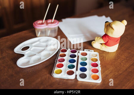 Farben, Pinsel, Buntstifte und album Stockfoto