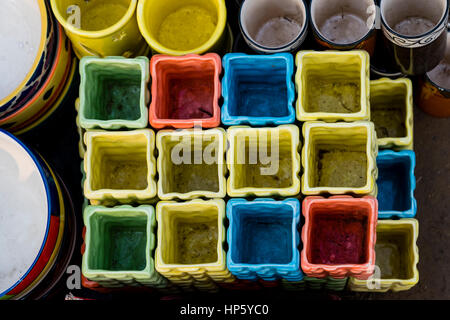 Schöne bunte Geschirr Artikel zum Verkauf in einem Laden in New Delhi, Indien. Stockfoto