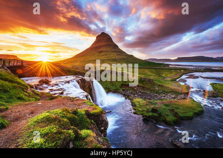 Den malerischen Sonnenuntergang über Landschaften und Wasserfälle. Kirkjufel Stockfoto