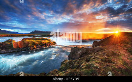 Den malerischen Sonnenuntergang über Landschaften und Wasserfälle. Kirkjufel Stockfoto