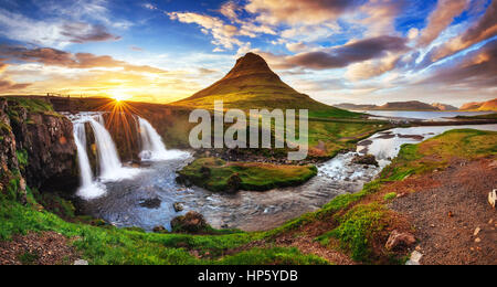 Den malerischen Sonnenuntergang über Landschaften und Wasserfälle. Kirkjufel Stockfoto