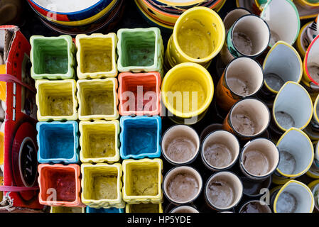 Schöne bunte Geschirr Artikel zum Verkauf in einem Laden in New Delhi, Indien. Stockfoto