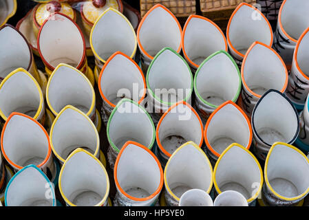 Schöne bunte Geschirr Artikel zum Verkauf in einem Laden in New Delhi, Indien. Stockfoto