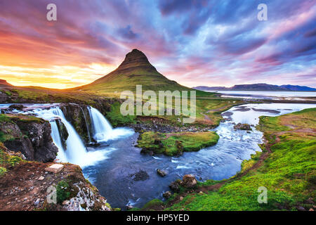 Den malerischen Sonnenuntergang über Landschaften und Wasserfälle. Kirkjufel Stockfoto