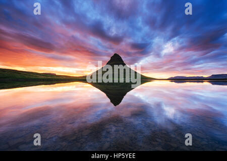 Den malerischen Sonnenuntergang über Landschaften und Wasserfälle. Kirkjufel Stockfoto