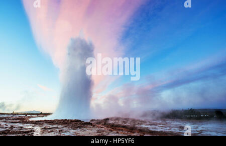 Strokkur Geysir-Ausbruch in Island. Fantastische Farben Glanz thro Stockfoto