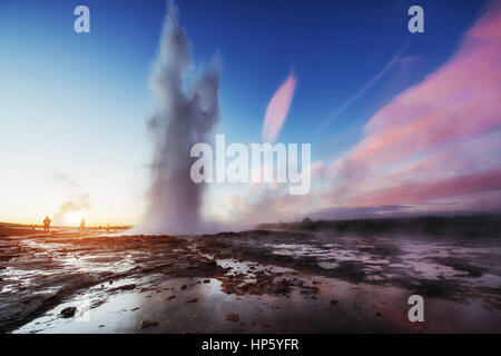 Fantastischen Sonnenuntergang Strokkur Geysir-Ausbruch in Island Stockfoto