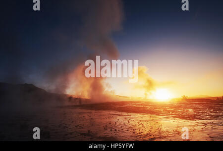 Fantastischen Sonnenuntergang Strokkur Geysir-Ausbruch in Island Stockfoto