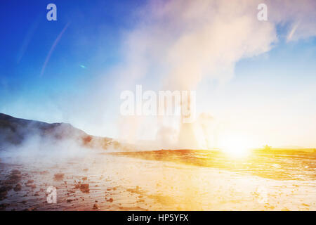 Fantastischer Sonnenuntergang Strokkur Geysir-Ausbruch im Islan Stockfoto