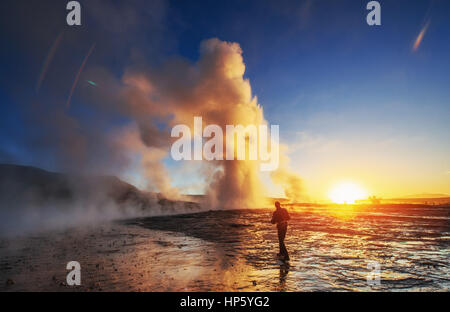 Fantastischen Sonnenuntergang Strokkur Geysir-Ausbruch in Island Stockfoto