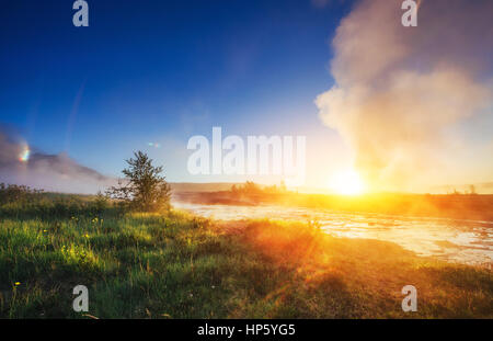 Fantastischen Sonnenuntergang Strokkur Geysir-Ausbruch in Island Stockfoto