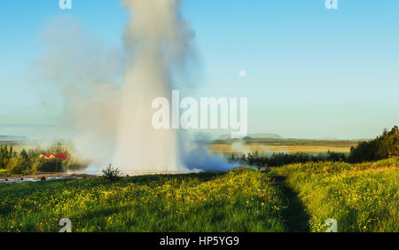 Fantastischen Sonnenuntergang Strokkur Geysir-Ausbruch in Island Stockfoto