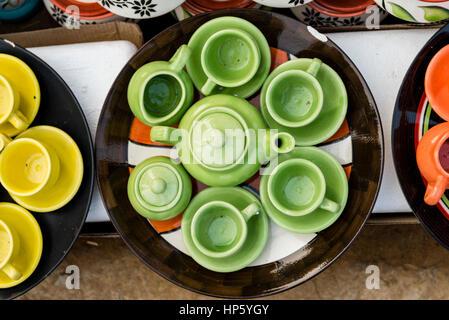 Schöne bunte Geschirr Artikel zum Verkauf in einem Laden in New Delhi, Indien. Stockfoto