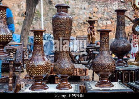 Handgemachte indische Handarbeiten zum Verkauf in einem Laden. Stockfoto