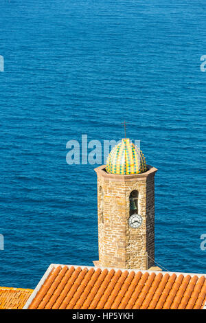 Der Glockenturm der Kathedrale von Sant'Antonio Abate mit seiner Uhr und Mosaik-Kuppel in Castelsardo, Sassari, Golf von Asinara, Sardinien, Italien Stockfoto